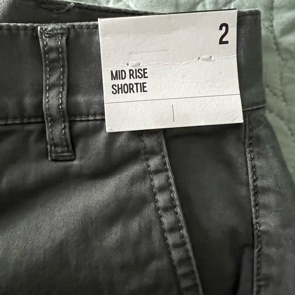 Express Mid Rise Shortie Size 2- never worn - Picture 3 of 4